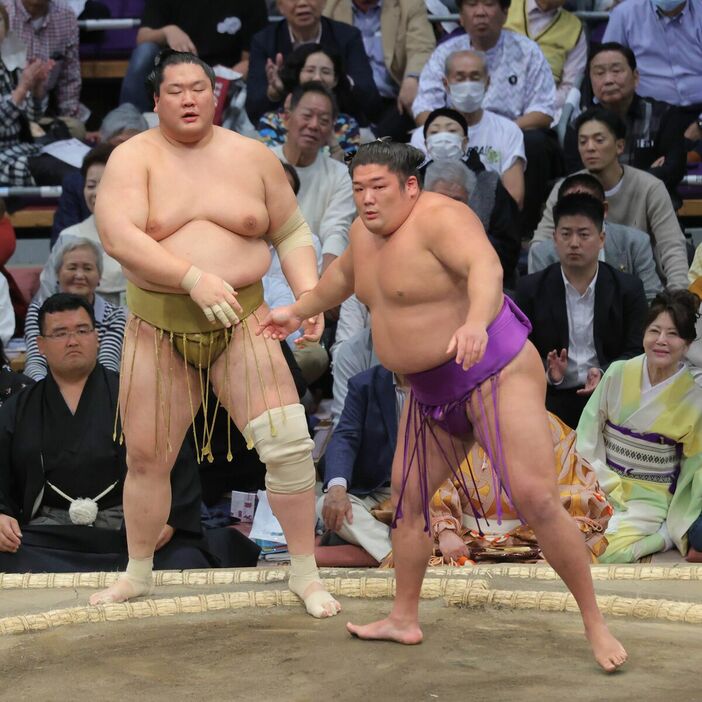 尊富士（右）は輝を寄り切りで破った（カメラ・池内　雅彦）