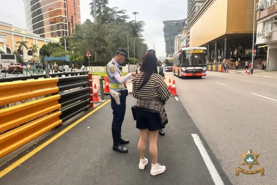 マカオ治安警察局が実施した歩行者の道路横断違反に対する取り締まりの様子＝マカオ半島・友誼大馬路（写真：マカオ治安警察局）