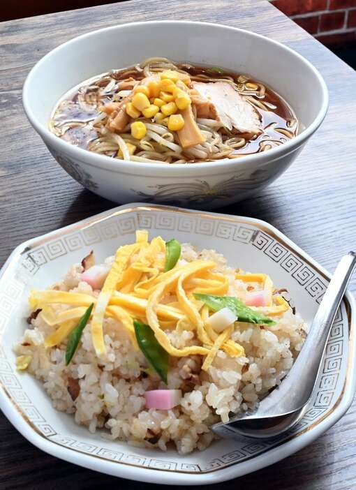 懐かしい味わいのチャーハンとラーメン。たくさんの人の胃袋を満たしてきた＝東京都新宿区の「メルシー」(酒巻俊介撮影)