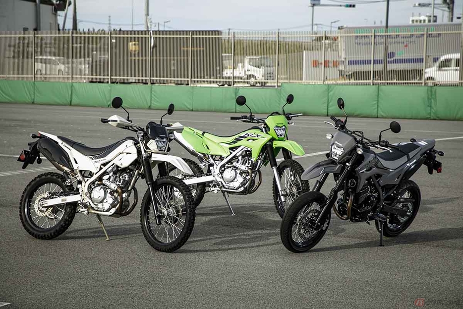 公道走行可能なカワサキ「KLX230」シリーズ。左からカワサ「KLX230 S」、「KLX230SHERPA」、「KLX230SM」