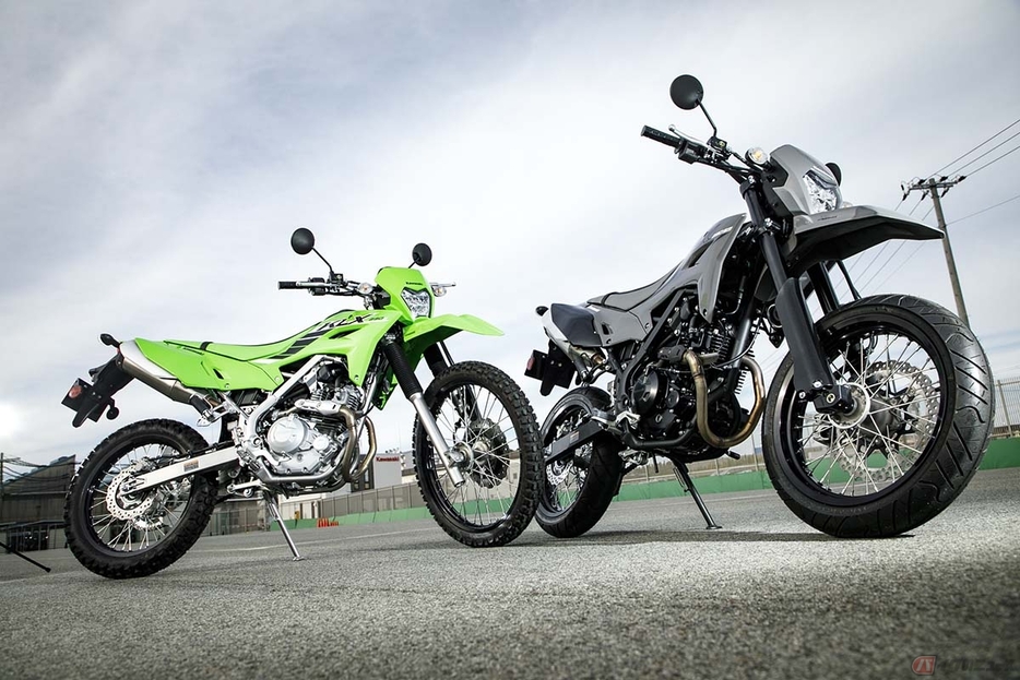 カワサ「KLX230 S」（左）と「KLX230SM」（右）