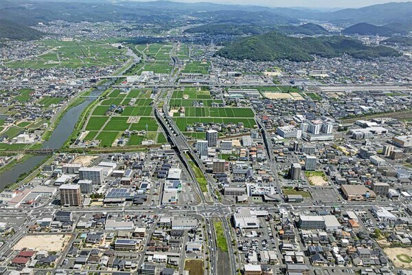 国道180号岡山西バイパスの西長瀬交差点付近。2024年7月撮影（画像：国土交通省中国地方整備局）。