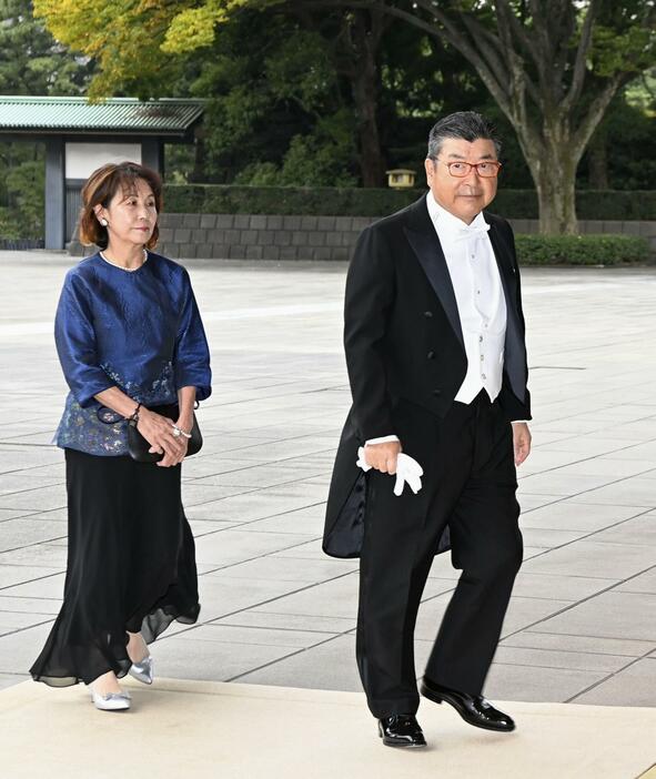 大綬章の親授式に向かう小沢鋭仁元環境相（右）＝6日午前、宮殿・南車寄