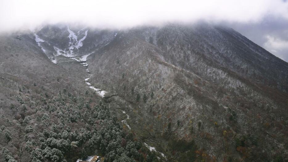 初冠雪が確認された中国地方の最高峰、鳥取県の大山＝19日午前（共同通信社ヘリから）