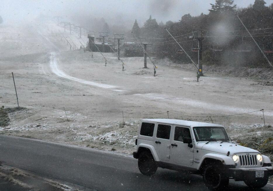 うっすら雪化粧した大山の中腹にあるスキー場。初冠雪が確認された＝19日午前、鳥取県大山町