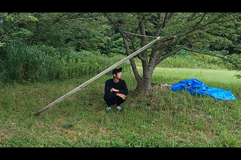 無人島で仮住まいを建てるやまださん