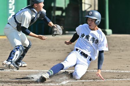 西短大付－沖尚　１回裏沖尚１死満塁、安谷屋春空の左前２点適時打で二走・比嘉大登が生還＝３日、大分市・別大興産スタジアム