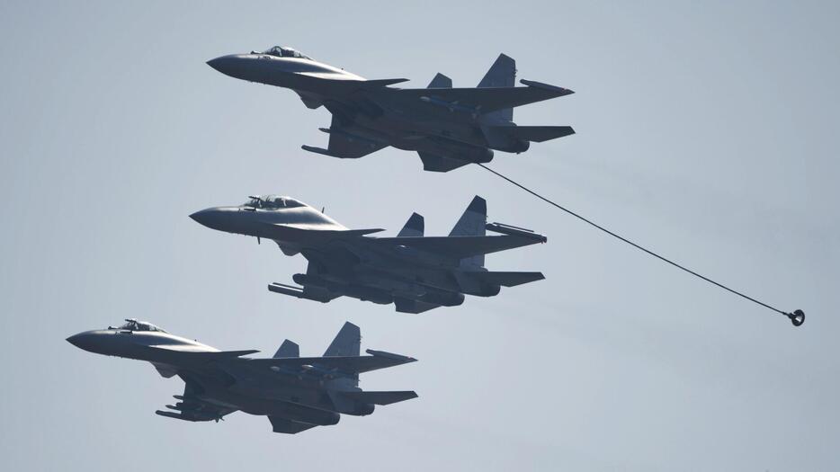 中国人民解放軍海軍の艦上戦闘機、J-15シリーズ　Photo： Costfoto / Getty Images