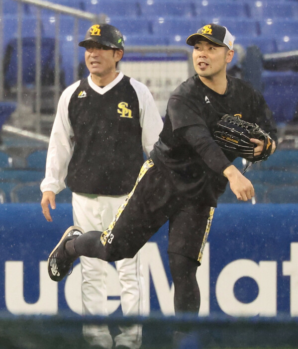 日本シリーズ第６戦を控え、調整するソフトバンクの近藤（右）＝２日、横浜