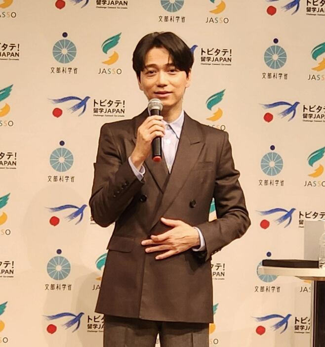 イベント「世界を舞台に！留学全力応援イベント」に出席した山崎育三郎＝東京・神宮前