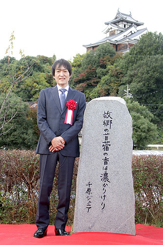 建立された句碑とジュニアさん