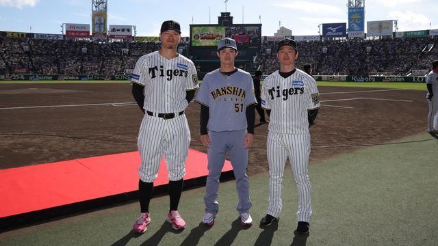 ファンの前で新ユニフォームを披露した佐藤輝明選手・中野拓夢選手・近本光司選手【球団提供】