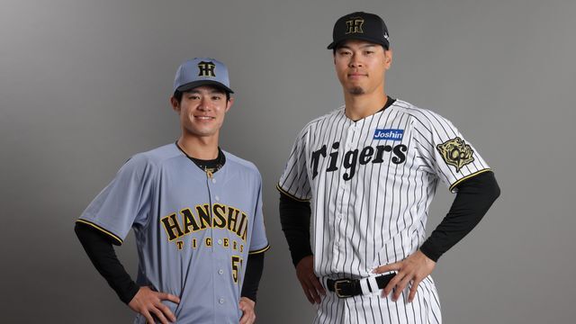 新ユニフォームを着用した中野拓夢選手と佐藤輝明選手【球団提供】