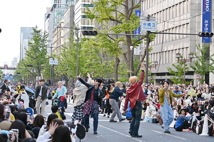 御堂筋のド真ん中でパフォーマンスするJO1（11月3日・大阪市内）