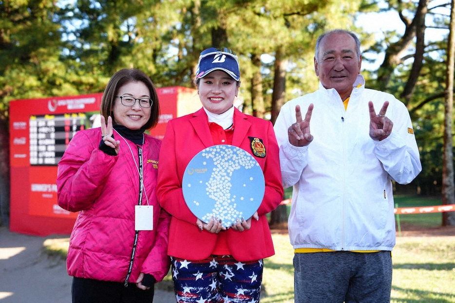 ＜ツアー選手権リコー杯・最終日＞優勝し父・正利さん（右）と母・浩子さんと笑顔を見せる桑木志帆（撮影・西尾　大助）