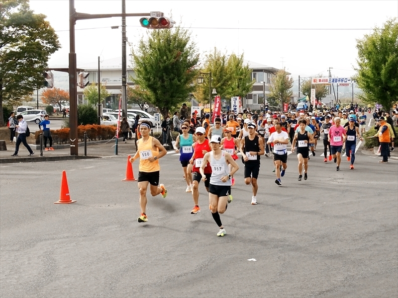 秋の梁川路で健脚を競い合うランナー