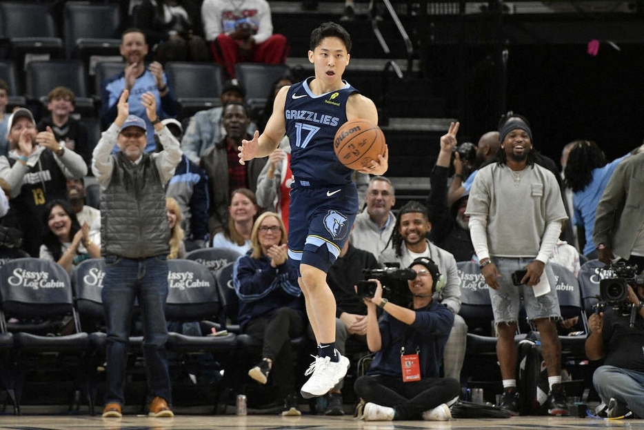 NBA初FGとなる3Pシュートを決めたグリズリーズ・河村勇輝（AP）