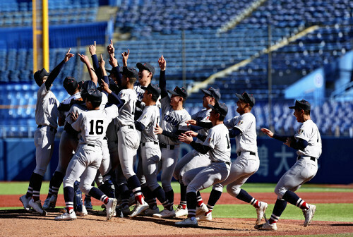 広島商を破って優勝を決め、喜ぶ横浜の選手たち（２５日）＝野口哲司撮影