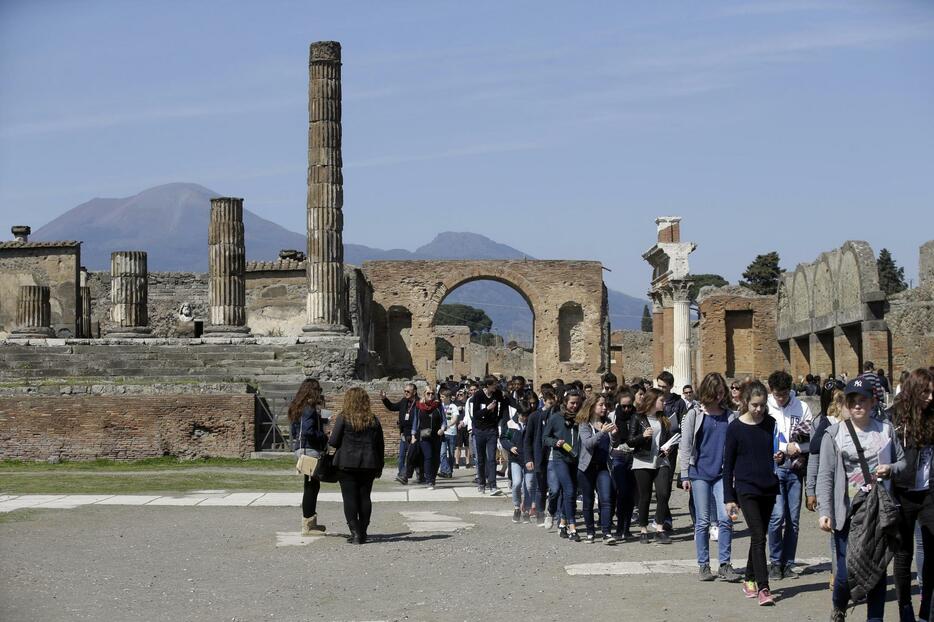 イタリア南部のポンペイ遺跡周辺を歩く観光客＝2015年3月（AP＝共同）