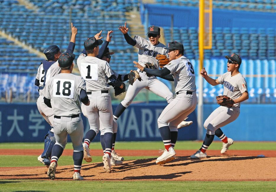 広島商に勝利し、優勝を決め喜ぶ横浜ナイン