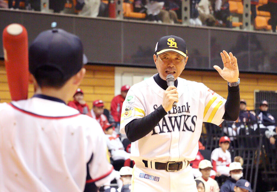 地元・和歌山で小学生に指導する小久保監督（カメラ・南部　俊太）