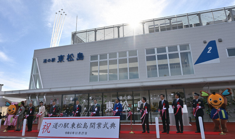 道の駅「東松島」の上空を飛び開業を祝う「ブルーインパルス」＝宮城県東松島市で2024年11月27日午前10時53分、百武信幸撮影