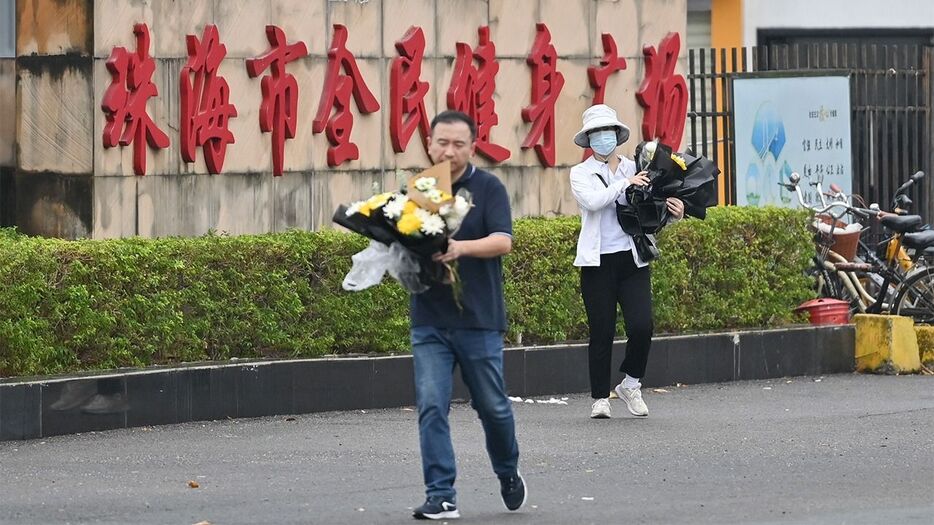 広東省珠海市で35人が死亡した自動車暴走事件。現場に手向けられた花束は撤去された＝2024年11月13日（AFP＝時事）