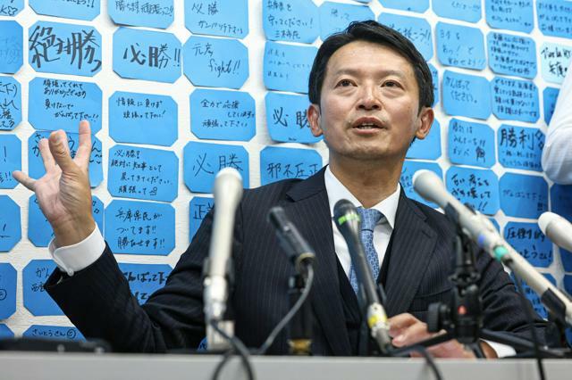 再選から一夜明け、会見に臨む斎藤元彦氏=2024年11月18日午後1時56分、神戸市中央区、水野義則撮影