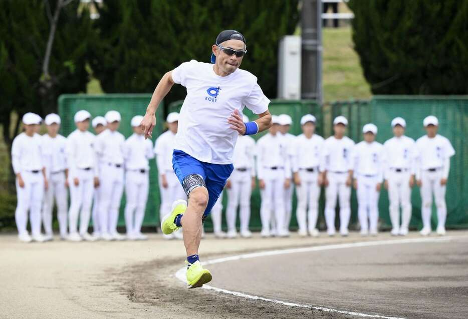 岐阜高校を訪れ野球部員を指導するイチロー氏（代表撮影）