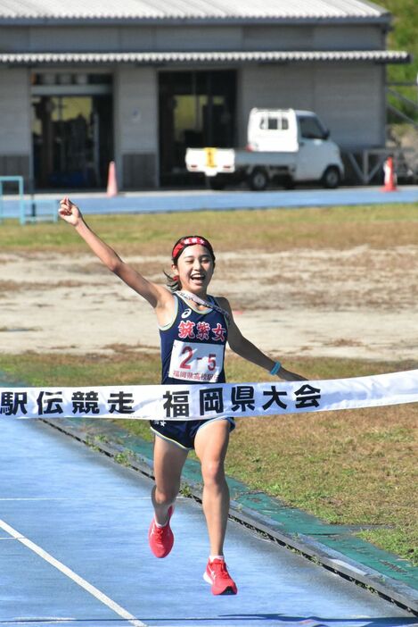 喜びいっぱいにゴールテープを切る筑紫女学園の佐々木玲奈