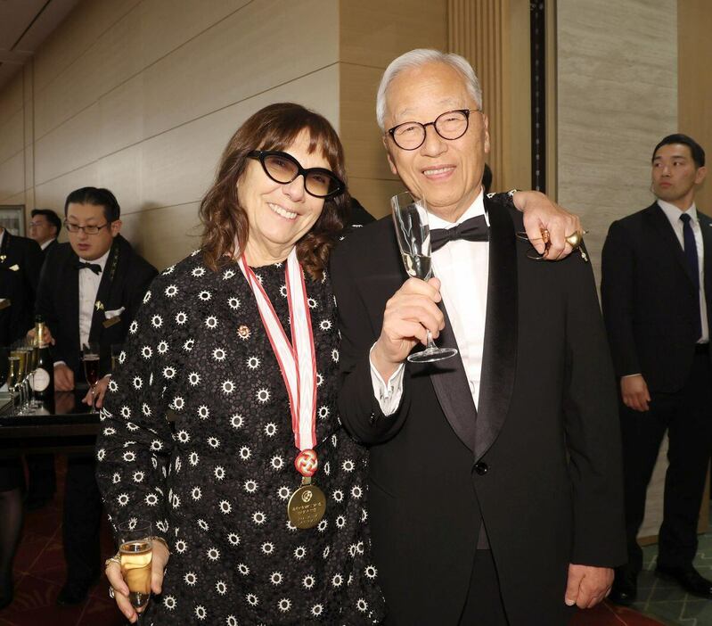 懇談する絵画部門のソフィ・カルさん（左）と現代美術作家の杉本博司さん＝19日午後、東京・虎ノ門（関勝行撮影）