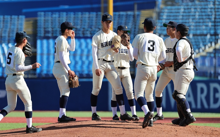 【横浜―広島商】三回、横浜1死一塁、マウンドに集まる広島商ナイン