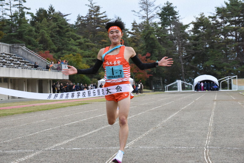 フィニッシュする佐久長聖の石川浩輝選手＝長野県大町市運動公園陸上競技場で2024年11月1日午後3時5分、鈴木英世撮影