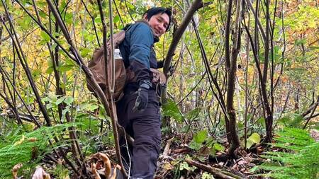 山の中の道なき道を行く「藪漕ぎ」中の岡本健太郎さん（写真：ご本人提供）