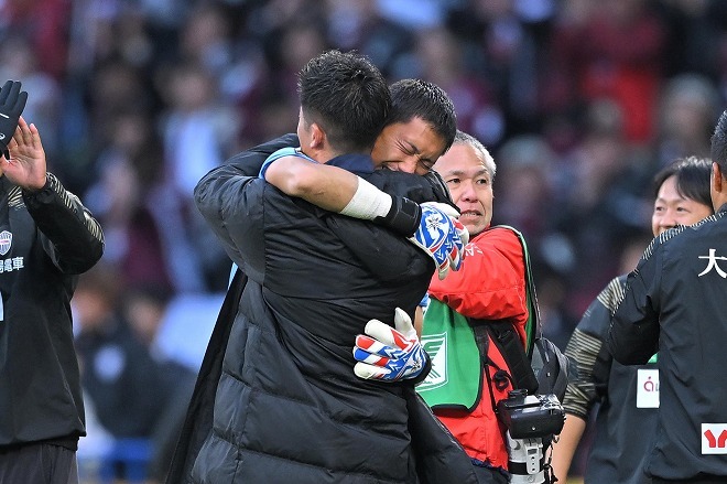 前川と新井が抱き合う。感動的なシーンだった。写真：金子拓弥（サッカーダイジェスト写真部）