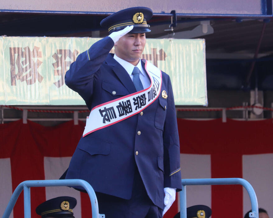 港警察署の一日警察署長を務めた、オリックス古田島（撮影・中島麗）