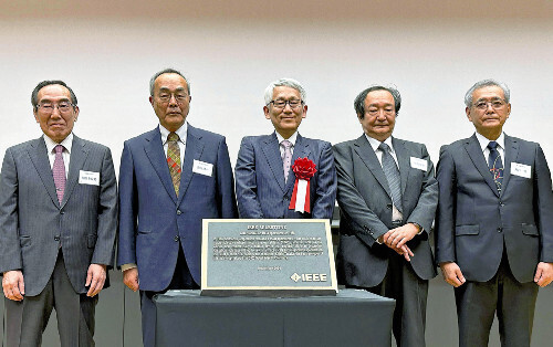 ＩＥＥＥから贈られた銘板と記念撮影する（左から）吉田多見男さん、吉田佳一さん、田中さん、秋田さん、井戸さん（中京区で）