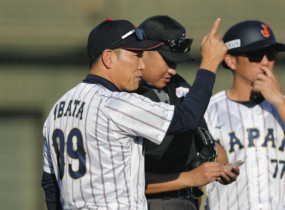 タイブレークの練習で、審判に守備変更を伝える井端監督