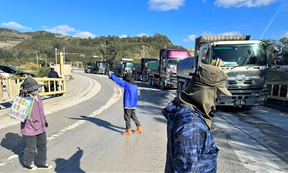 故に伴う作業中断前、本部港塩川地区で行われていた「牛歩」による抗議活動＝今年1月、沖縄県本部町（大竹直樹撮影）