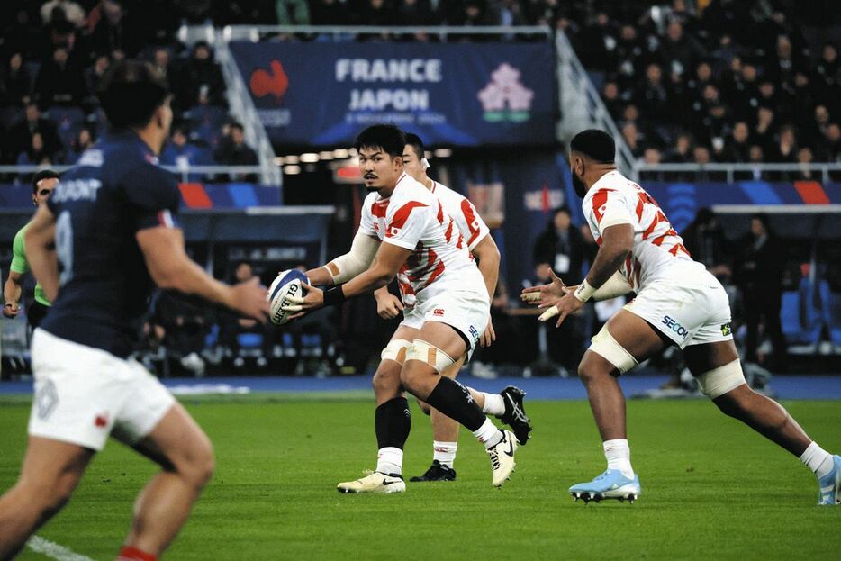 フランス戦で突破を図る姫野（（ｃ）ＪＲＦＵ）