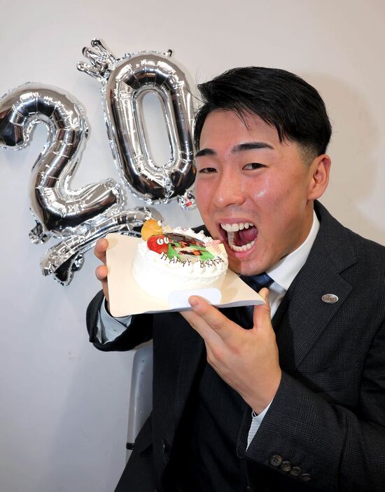 報道陣から二十歳の誕生日を“前祝い”され、誕生日ケーキにかぶりつく浅野翔吾（カメラ・宮崎　亮太）