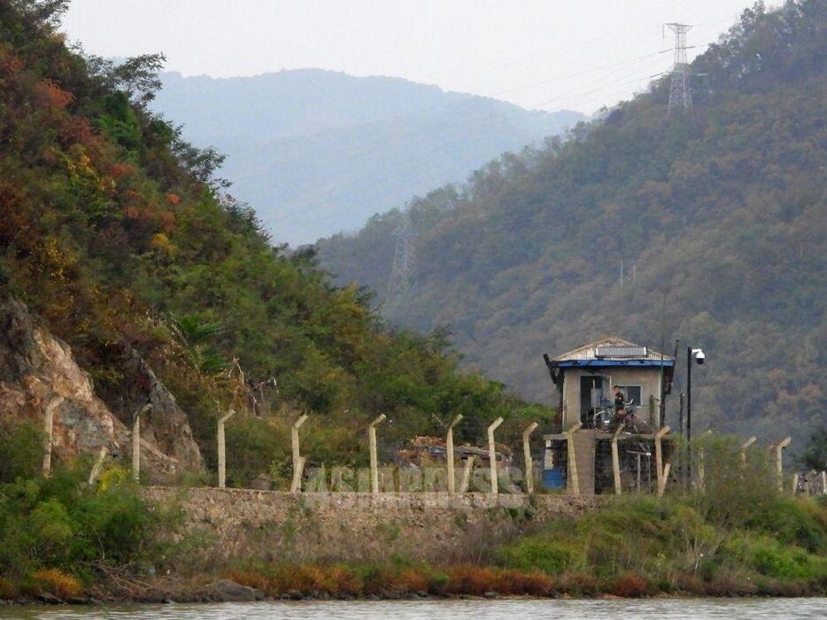 （クリックして拡大）川沿いには山が連なり、集落はあまり見えない。川沿いには脱北防止用の有刺鉄線が張られ、哨所（警備の詰所）の数が多い。