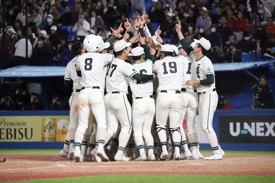 優勝を決めた二松学舎大付ナイン