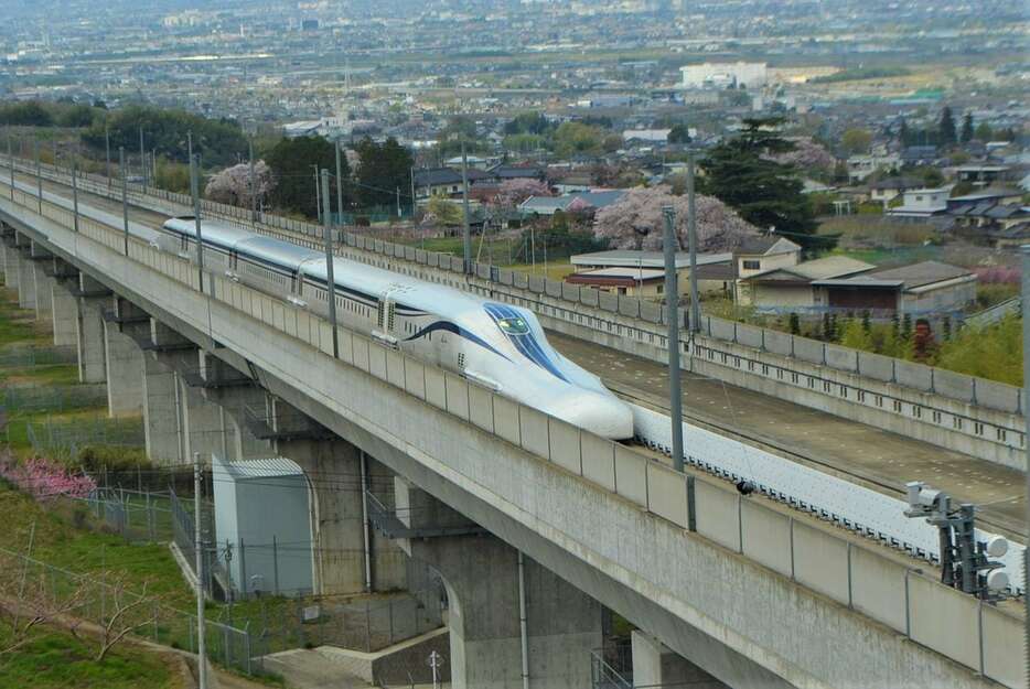 山梨県内の実験線を走行するリニア実験車両＝山梨県笛吹市（平尾孝撮影）