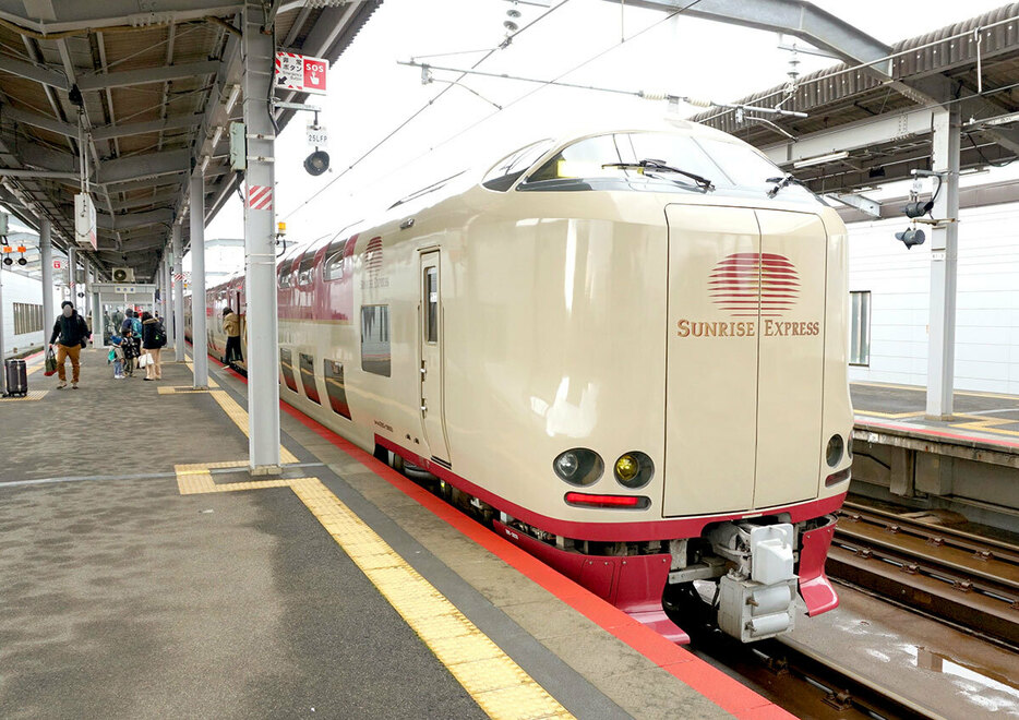 こちらが2階建ての寝台列車「サンライズ出雲」。四国行きの「サンライズ瀬戸」と連結されており、岡山駅で分離されます。写真は出雲市駅到着時のもの（筆者撮影）