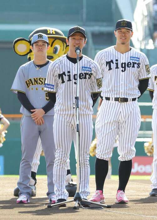 【プロ野球阪神　ファン感謝デー】来季の新ユニホームを披露する（左から）中野拓夢、近本光司、佐藤輝明＝甲子園(撮影・水島啓輔)