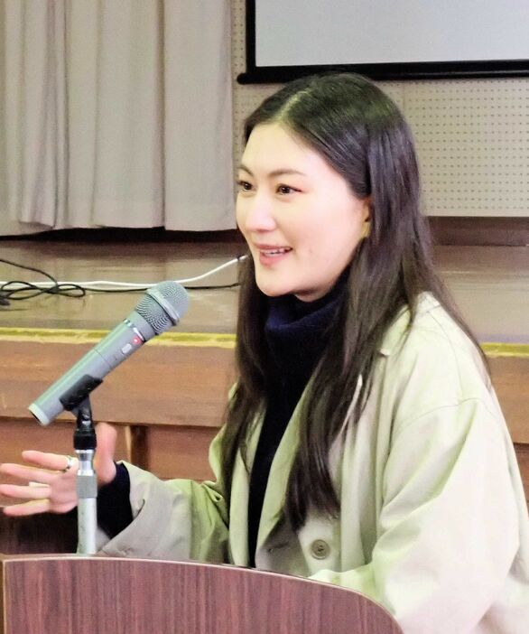 中学生に自身の経験などを語る田中さん（京都府舞鶴市岡田由里・加佐中学校）