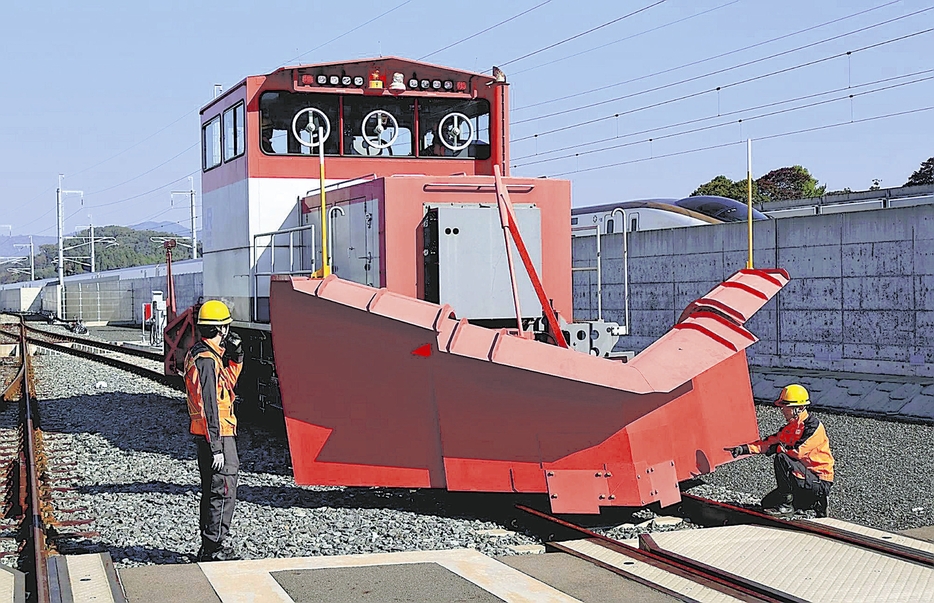 除雪車を点検するJR西の社員（福井県越前市で）