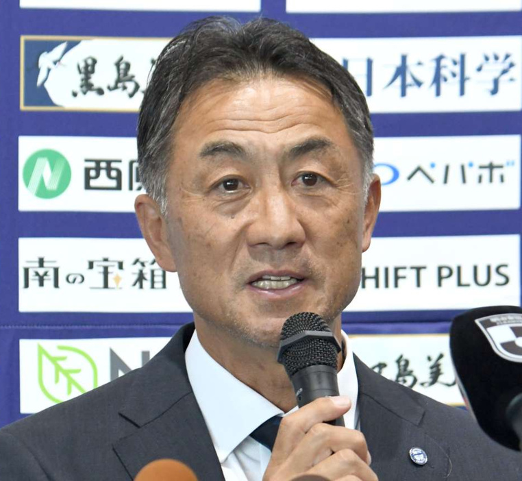 ５月２９日、就任会見で抱負を語る鹿児島ユナイテッドＦＣの浅野哲也新監督＝鹿児島市