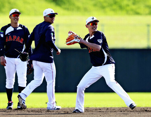 選択肢が広がる、ユーティリティーの内野陣（右から源田、村林、小園）＝宮崎キャンプで